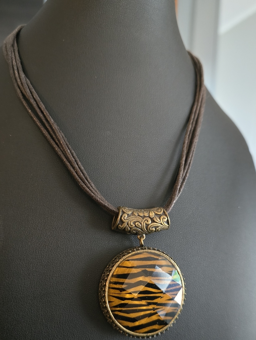 Vintage-Inspired Tiger Stripe Pendant Necklace - Brown